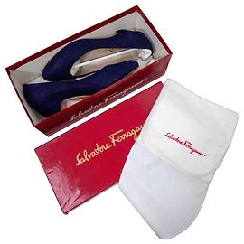 Salvatore Ferragamo Scarpe eleganti Ferragamo degli anni '80 con tacchi bassi in stile retrò