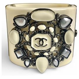 Raro bracciale dichiarativo in avorio Chanel 12A Paris Bombay Runway