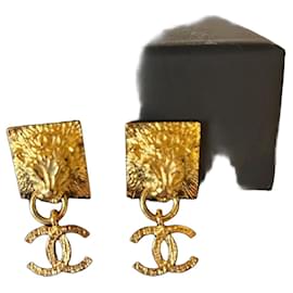 Orecchini pendenti con logo di leone CC Classico di Chanel