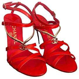 Sandali con tacco Chanel in vernice corallo