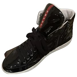 Sneakers alte in pelle verniciata nera Prada