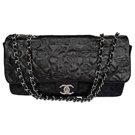 Chanel Jumbo aus geprägtem Kalbsleder Glückssymbole