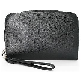 Clutch in pelle Taiga Baikal di Louis Vuitton