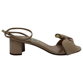 Miu Miu Sandali con Tacco e Cinturino alla Caviglia Decorati con Fiocco in Pelle Verniciata Beige