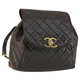 CHANEL Mochila Matelassé de Piel de Cordero Marrón Oscuro Oro CC Auth ki6346