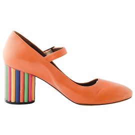Missoni arancione con un tacco a blocco a righe multicolore distintivo