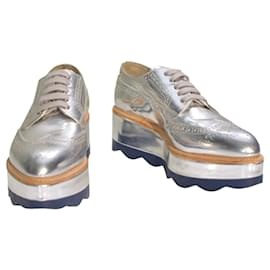 Prada Brogue Schnürschuhe aus silbernem Metallic-Leder mit Plateau