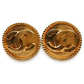 Pendientes redondos de clip en oro dorado CC de Chanel