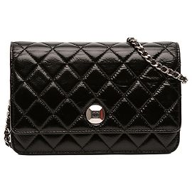 Portafoglio Chanel nero in pelle verniciata trapuntata con catena CC