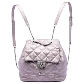 Zaino con flap Ground Control in pelle di vitello iridescente trapuntata rosa di Chanel