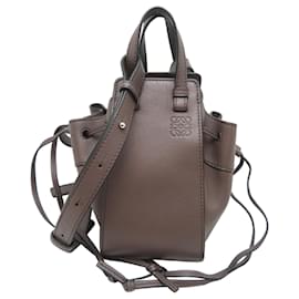 Borsa a mano mini Hammock da donna Loewe in pelle di vitello marrone