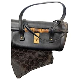 Gucci Bamboo Vintage – Pelle nera, fibbia dorata e dettaglio in bambù