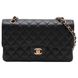 Chanel Borsa a spalla matelassé in pelle caviar nera con doppio flap classico medio