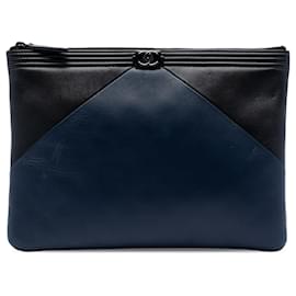 Clutch Chanel Boy O in pelle di agnello bicolore blu medio