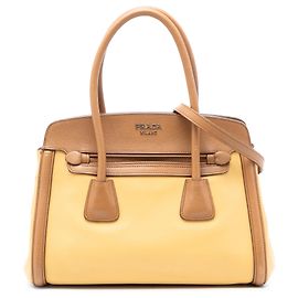 Borsa a mano in pelle Saffiano bicolore gialla con rifiniture in pelle di Prada