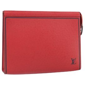 LOUIS VUITTON Pochette Voyager MM en Taiga Rojo Akajou M63397 Auth 170741