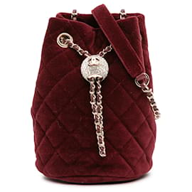 Borsa bucket mini in velluto rosso con cristalli e perle di Chanel