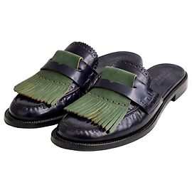 Mule con frange in pelle verniciata navy green Beckshell di Burberry Londra, UK 4