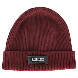 Beanie in lana bordeaux con applicazioni di Givenchy