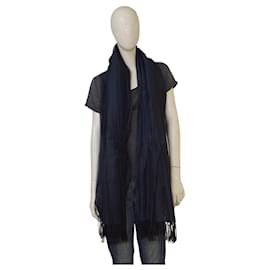 Sciarpa lunga plissettata trasparente blu navy e nera di Issey Miyake con frange