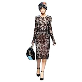 Schwarzes Guipure-Spitzenkleid mit rosa Seidenfutter Dolce & Gabbana Herbst 2010