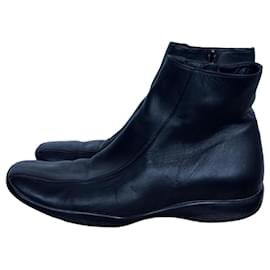 Botas de cano curto Prada em couro preto
