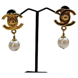 Orecchini vintage Chanel in oro placcato e perle finte