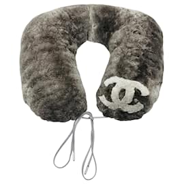 Cuscino da viaggio in pelliccia di coniglio Orylag grigio di Chanel