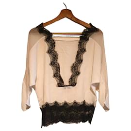 Top de seda blanca de Sandro con encaje negro