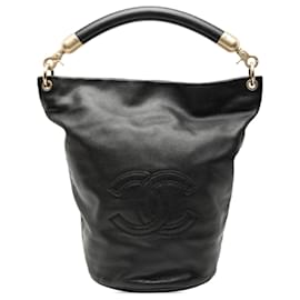Schwarze CC-Lammleder-Bucket-Bag von Chanel