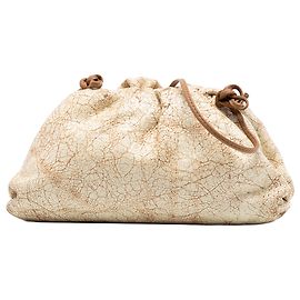 Bottega Veneta The Mini Pouch Crossbody in pelle di vitello craquelé Beige