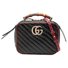 Borsa in pelle matelassé nera GG Marmont diagonale di Gucci con manici in bambù.