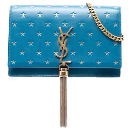 Portafoglio a catena Kate in pelle di vitello blu con stampa a stelle Monogram classica di Saint Laurent