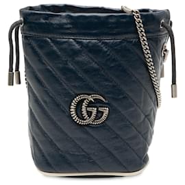 Borsa a secchiello in pelle matelassé diagonale Mini GG Marmont blu di Gucci