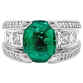 White gold ring, emerald and diamonds. - Autre Marque