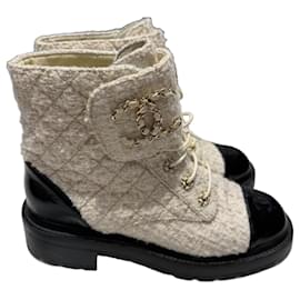 Chanel Stiefeletten aus Tweed und Lackleder Gr 39