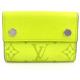 Portafoglio pieghevole Discovery Tri-fold in Taiga Lama di Louis Vuitton