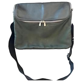 Borsa a tracolla Louis Vuitton Taiga Taimyr in pelle e tela