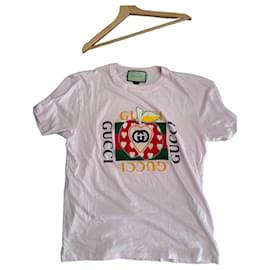 Camiseta Gucci rosa com estampa de logo