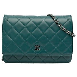 Portafoglio Chanel Blue CC in pelle di agnello trapuntata con catena