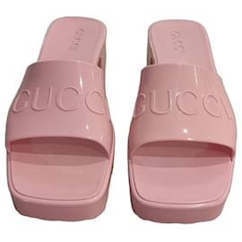 Zoccoli in gomma rosa Gucci.