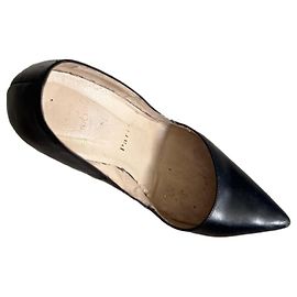 Décolleté in pelle nera con punta affilata Christian Louboutin