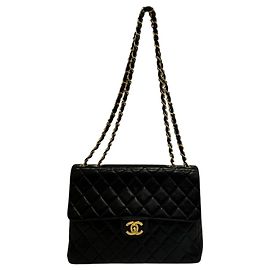 CHANEL Deca Matelassé Schultertasche in Schwarz