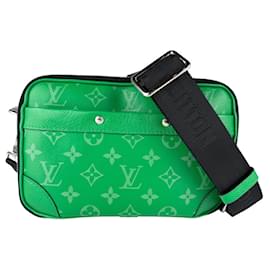 Bolso de Hombro Alpha Taigarama de Louis Vuitton