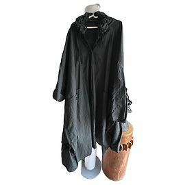 Rundholz Gabardina gris con capucha extraible de poliamida, muy esoecial gran diseña, detras botones para hacer mas largo