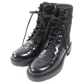 Stiefel aus gebürstetem Leder mit Dreieckslogo aus Re-Nylon von Prada