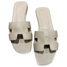 Hermès Oran Sandalen aus Leder beige