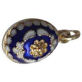 Autre Marque Pendente a forma di Uovo Fabergé in Oro Giallo e Smalto Blu