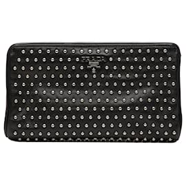 Clutch in pelle nera con borchie e chiusura Prada