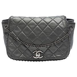 Chanel Kleine Gekettete Akkordeon-Clutch aus grauem Kalbsleder